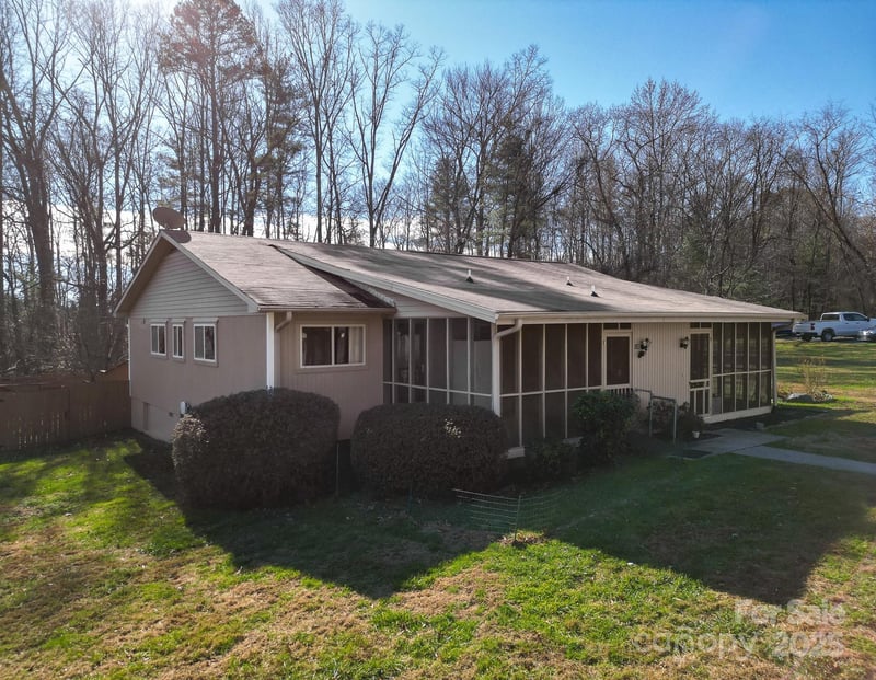 125 Freedom, Hendersonville, NC - 2 beds, 2 baths, 892 sqft - $180,000