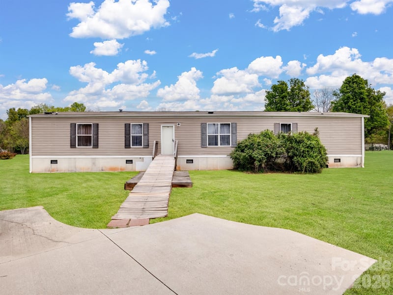 208 Daves Road, York, SC - 3 beds, 2 baths, 1,156 sqft - $208,890