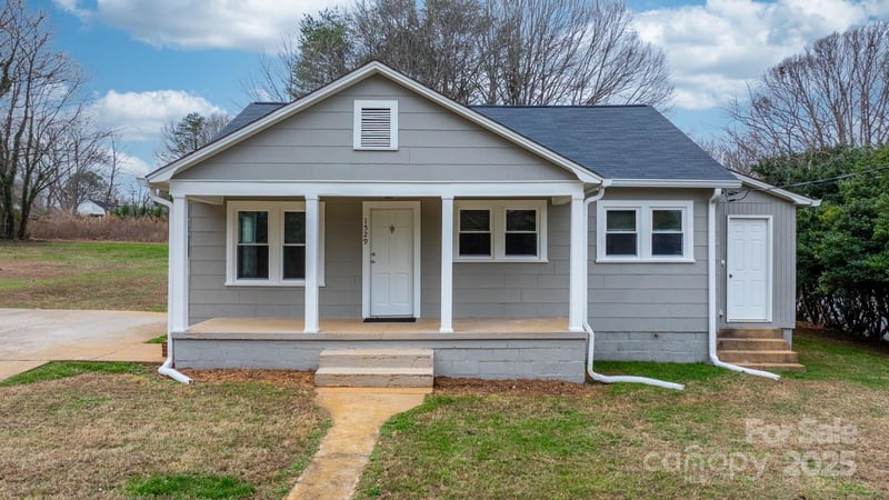 1529 4th Street NE, Hickory, NC - 3 beds, 1 bath, 960 sqft - $225,000