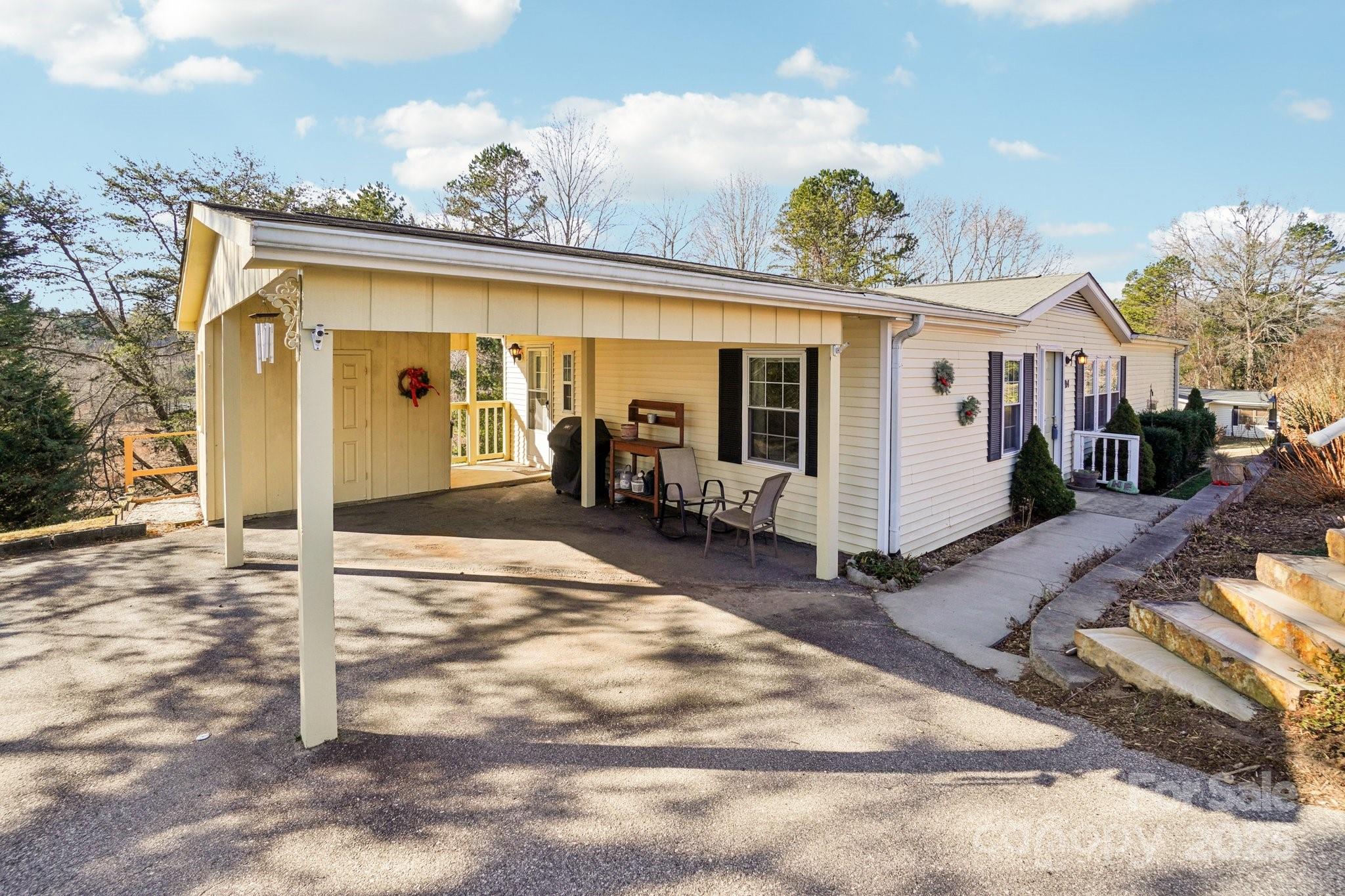 204 Cranbrook Circle, Hendersonville, NC. property listing photo