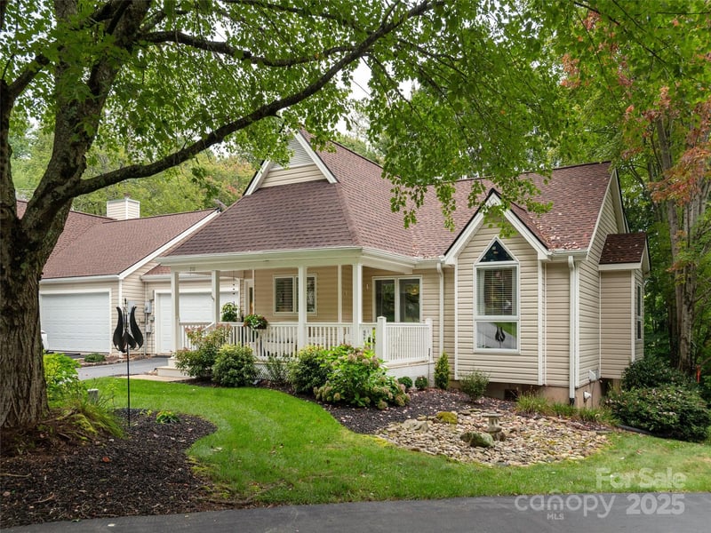 210 Black Oak, Hendersonville, NC - 3 beds, 3 baths, 2,873 sqft - $585,000