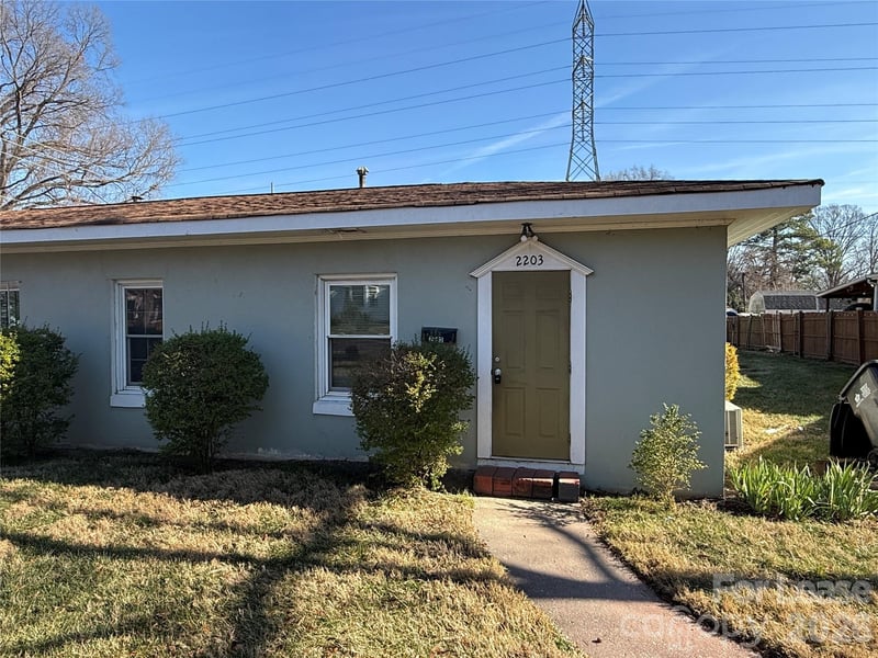 2203 Highland Street, Charlotte, NC - 1 bed, 1 bath, 572 sqft - $1,149