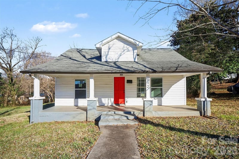 612 E E Street, Newton, NC - 3 beds, 1 bath, 1,021 sqft - $180,000