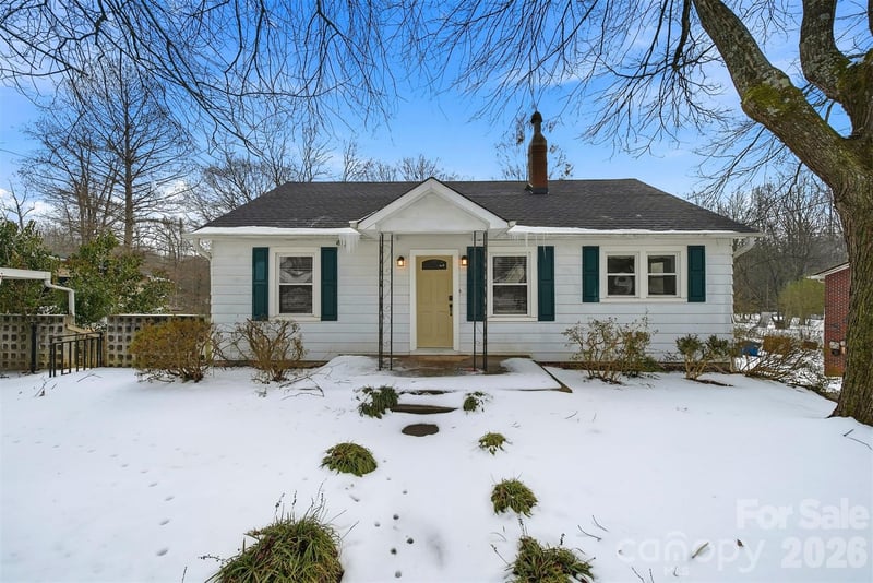 2036 4th Street NE, Hickory, NC - 2 beds, 1 bath, 900 sqft - $199,900