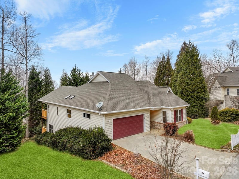 242 Carriage Summitt Way, Hendersonville, NC - 3 beds, 2.5 baths, 2,467 sqft - $620,000