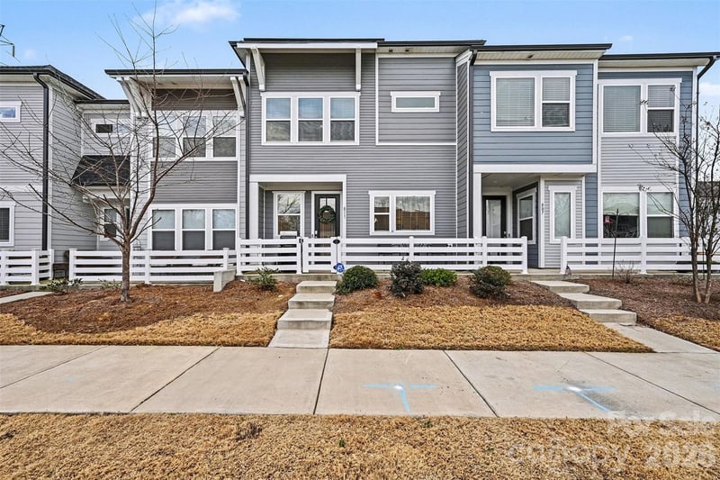 811 Redd Alley, Charlotte, NC - 3 beds, 2.5 baths, 1,952 sqft - $470,000