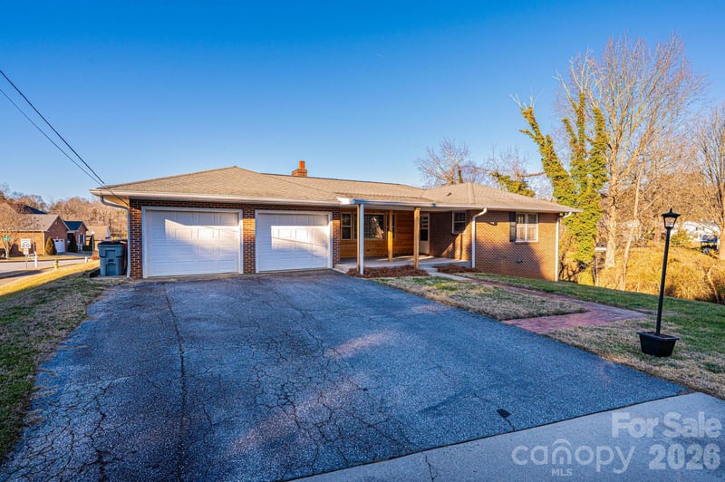 620 Diamondhead Drive NE, Lenoir, NC - 3 beds, 2 baths, 1,719 sqft - $285,000