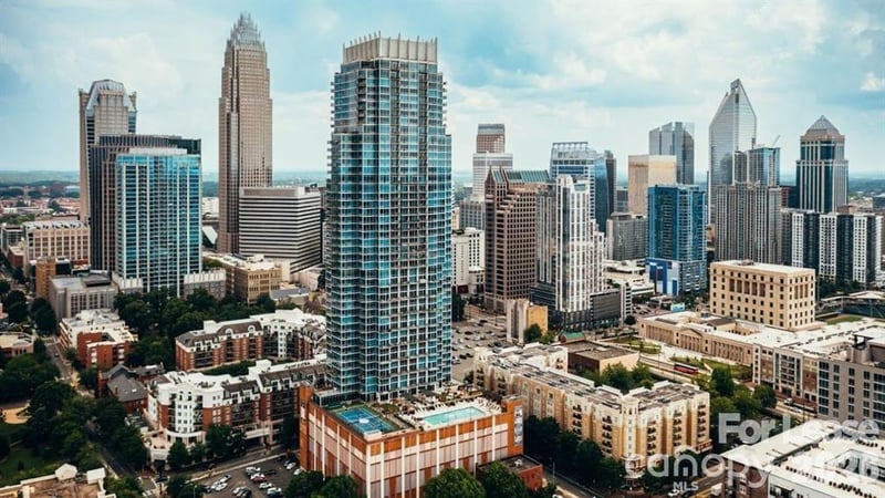 215 N Pine Street A3, Charlotte, NC - 1 bed, 1.5 baths, 996 sqft - $2,638