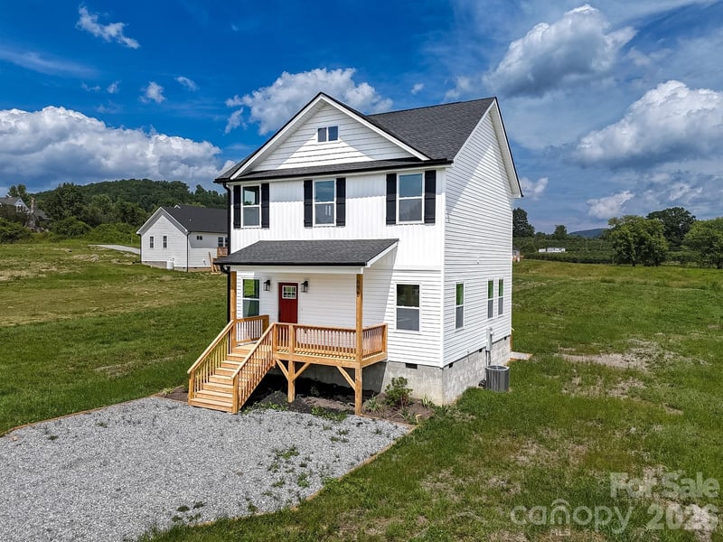 696 Beehive Road, Hendersonville, NC - 3 beds, 2.5 baths, 1,631 sqft - $399,900