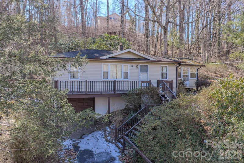 550 Saluda Street, Hendersonville, NC - 3 beds, 1 bath, 854 sqft - $265,000