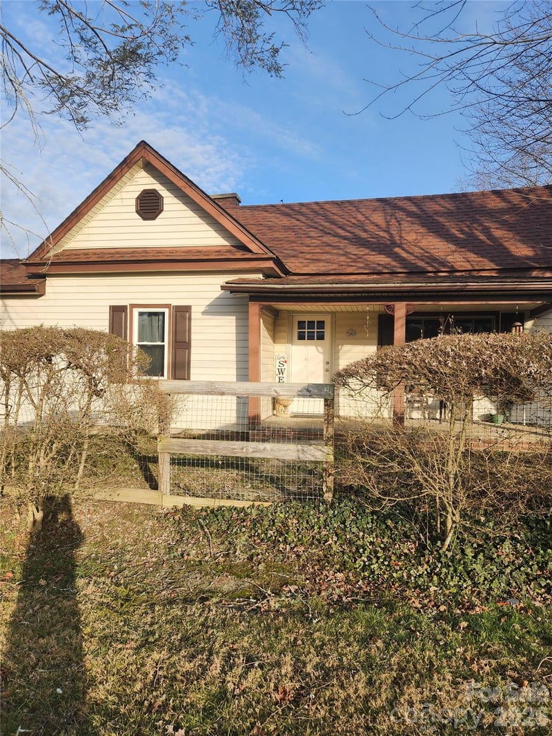 110 E Price Street, Hendersonville, NC - 2 beds, 2 baths, 1,120 sqft - $285,000