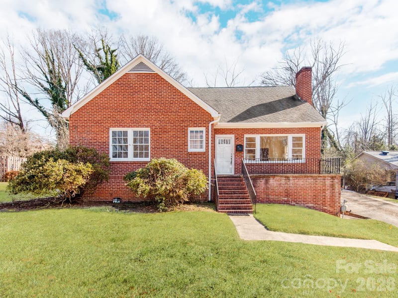 113 Falls Street, Morganton, NC - 4 beds, 3 baths, 2,473 sqft - $365,000