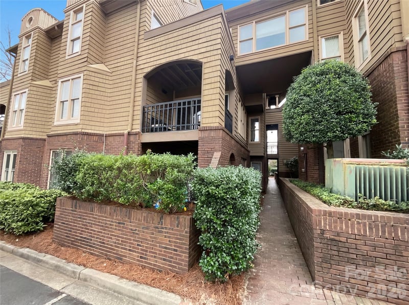 1101 E Morehead Street Apt 33, Charlotte, NC - 2 beds, 1.5 baths, 759 sqft - $260,000