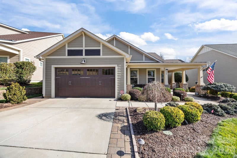 629 Tallulah Falls, Denver, NC - 4 beds, 5 baths, 3,527 sqft - $1,189,000