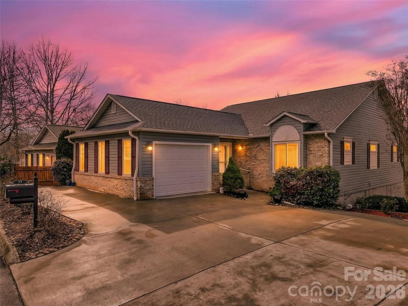 17 Driver Court, Hendersonville, NC - 3 beds, 3 baths, 2,573 sqft - $449,950