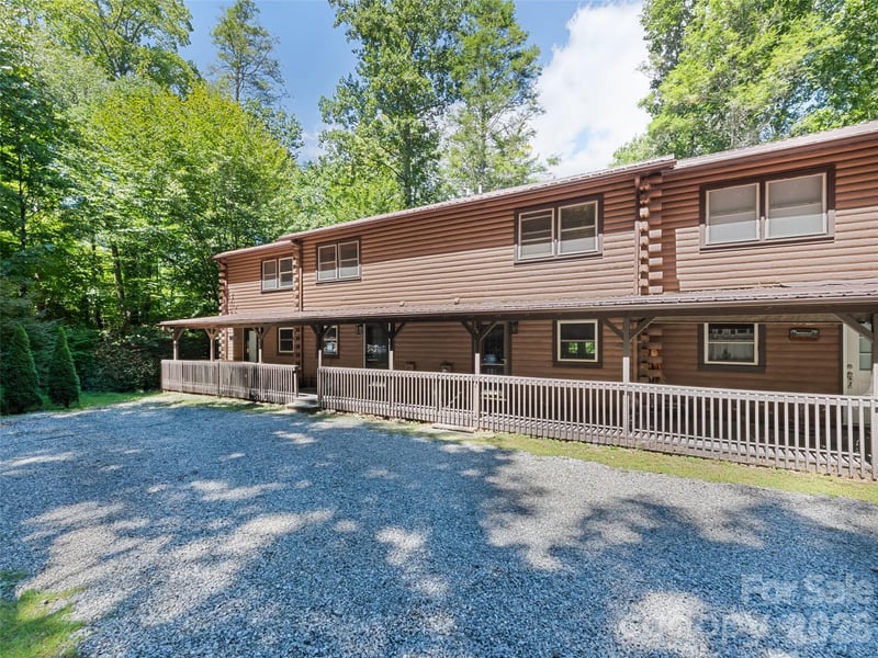 36 Mulberry Lane, Maggie Valley, NC - 2 beds, 1.5 baths, 1,118 sqft - $229,900