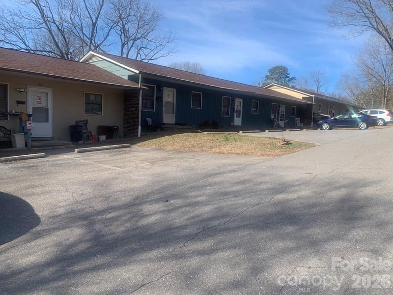 1006 3rd Street SE, Hickory, NC - 9 beds, 1 bath, 5,616 sqft - $1,000,000
