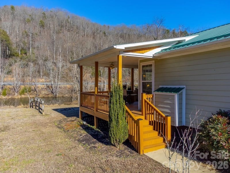 990 Hornet Drive, Whittier, NC - 2 beds, 2 baths, 973 sqft - $325,000
