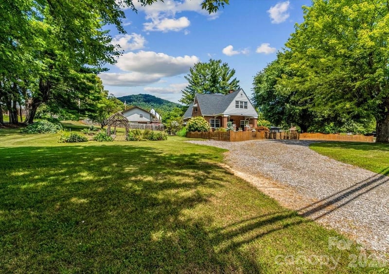 506 W Main Street, Burnsville, NC - 4 beds, 2.5 baths, 3,443 sqft - $995,000