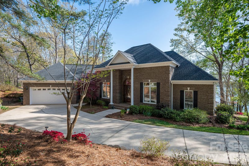 103 Shelter Cove Lane, Mooresville, NC - 4 beds, 4.5 baths, 4,393 sqft - $1,399,000