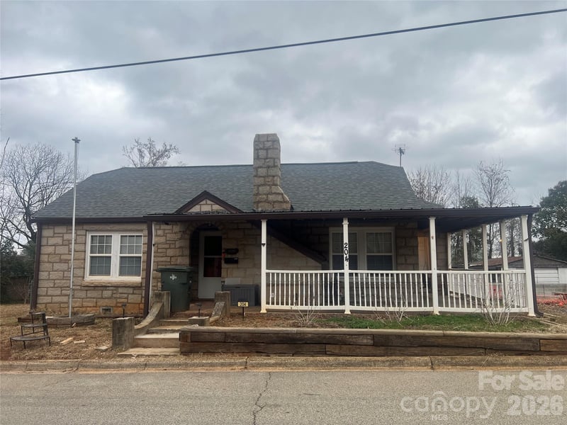 204 W C Avenue, Salisbury, NC - 2 beds, 1.5 baths, 1,540 sqft - $124,000