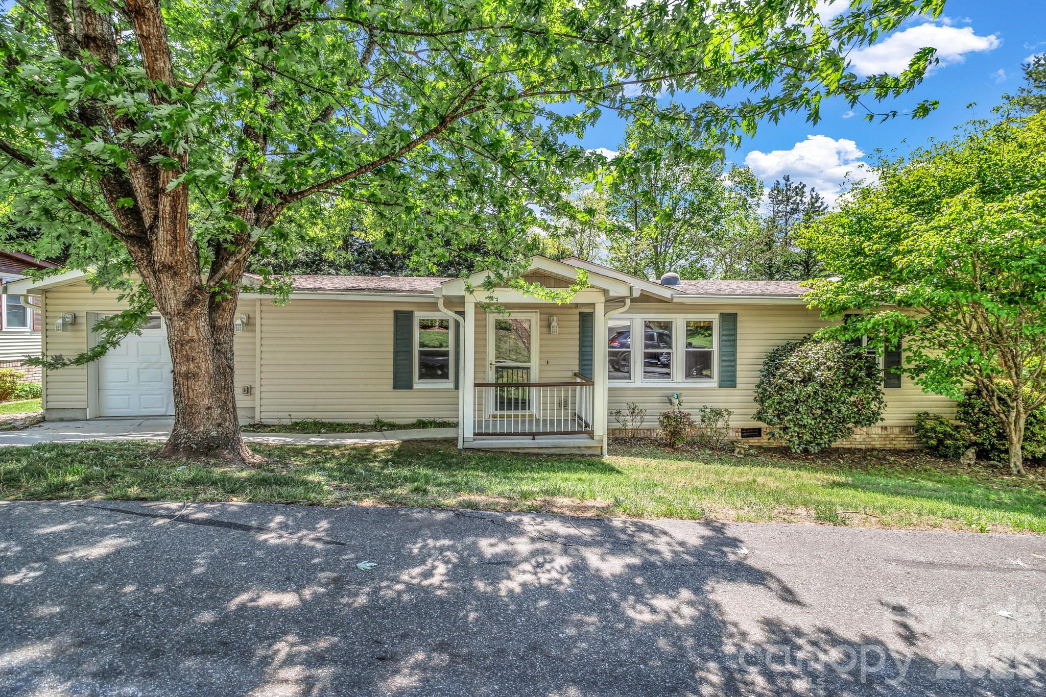 405 Deerfield Court, Hendersonville, NC. property listing photo