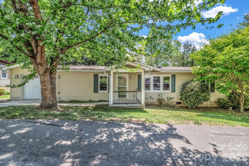 405 Deerfield Court, Hendersonville, NC - 2 beds, 2 baths, 1,580 sqft - $175,000