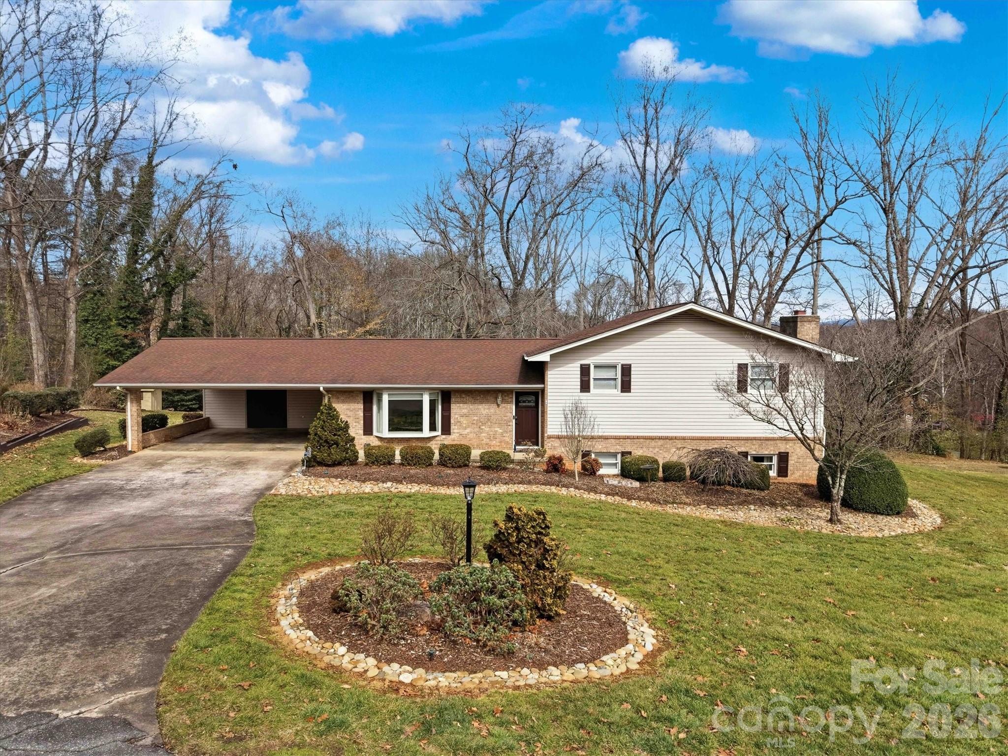 550 32nd Avenue Drive NW, Hickory, NC. property listing photo