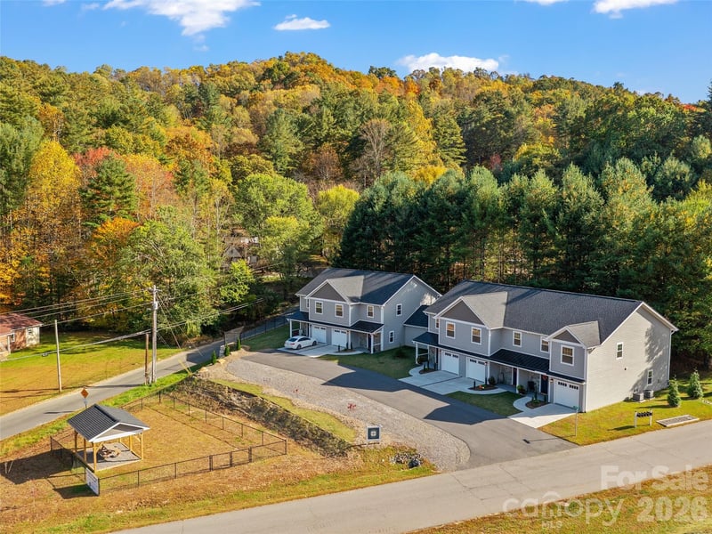 100 Red Twig Lane Unit 102, Burnsville, NC - 3 beds, 2.5 baths, 1,874 sqft - $399,000