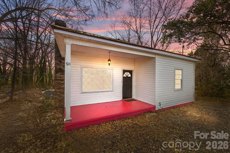 511 E Trade Street, Dallas, NC - 2 beds, 1 bath, 1,278 sqft - $195,000