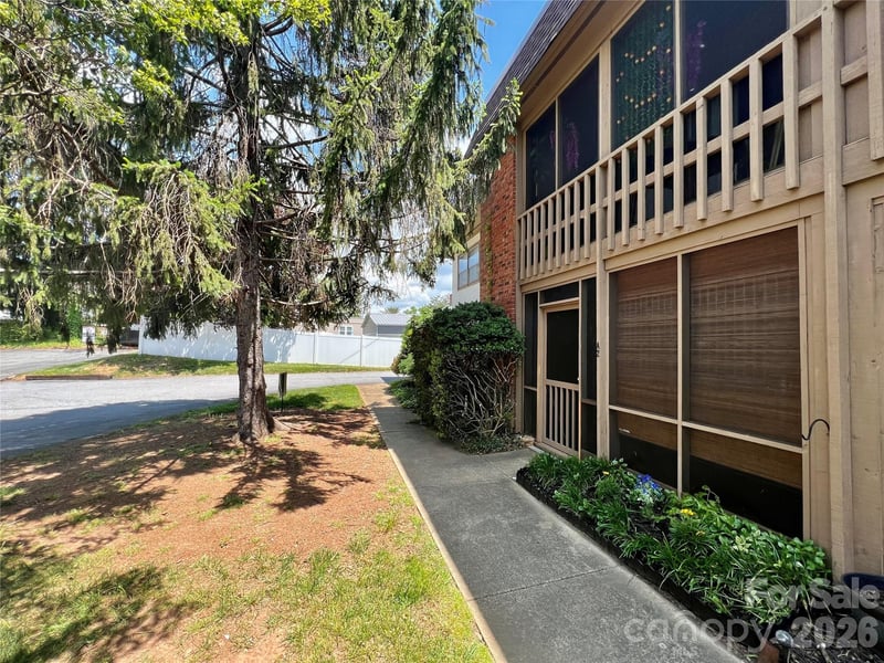 427 6th Avenue W A-2, Hendersonville, NC - 2 beds, 2 baths, 920 sqft - $225,000