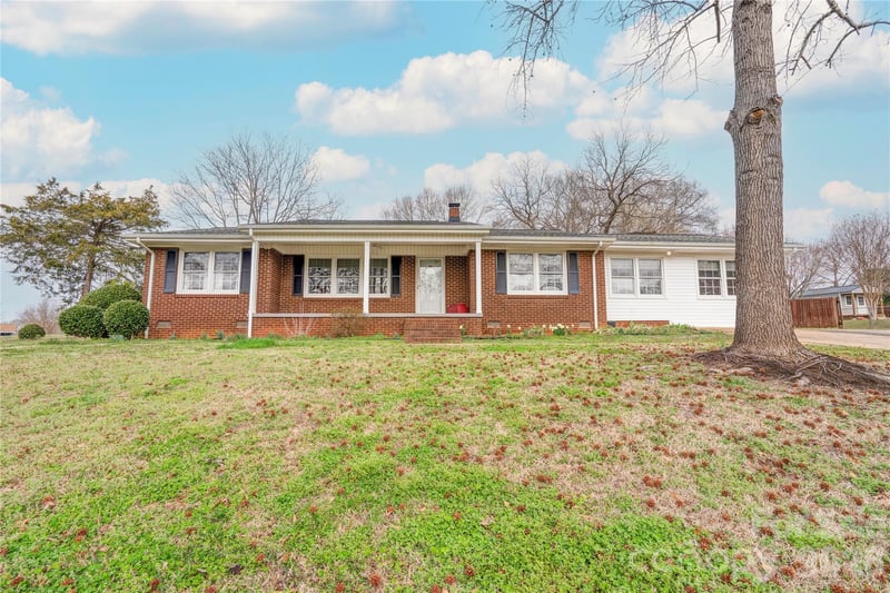 2926 Lake Drive, Shelby, NC - 3 beds, 2 baths, 1,871 sqft - $279,900
