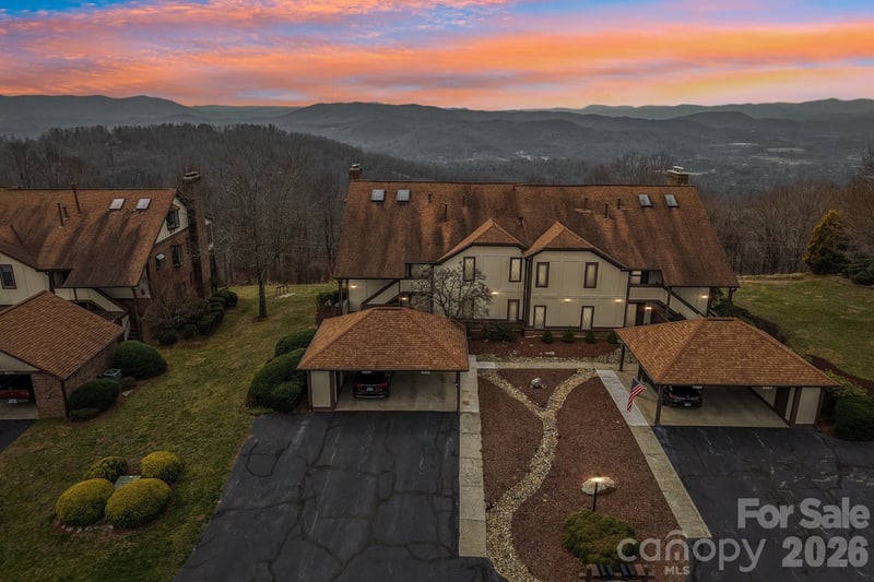 1601 Fleetwood Plaza, Laurel Park, NC - 2 beds, 3 baths, 2,280 sqft - $529,000
