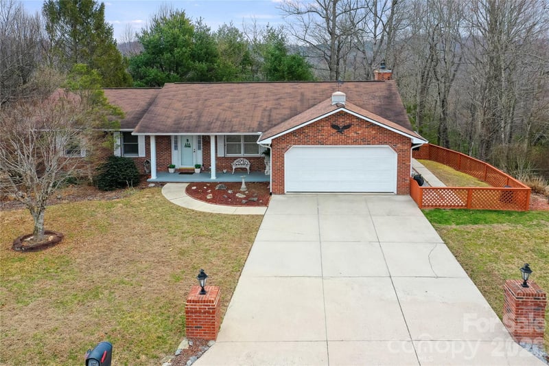 109 Eagle Rock Trail, Hendersonville, NC - 3 beds, 2.5 baths, 1,783 sqft - $600,000