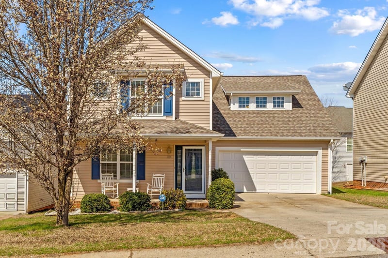 219 19th Avenue SE, Hickory, NC - 3 beds, 2.5 baths, 2,005 sqft - $290,000