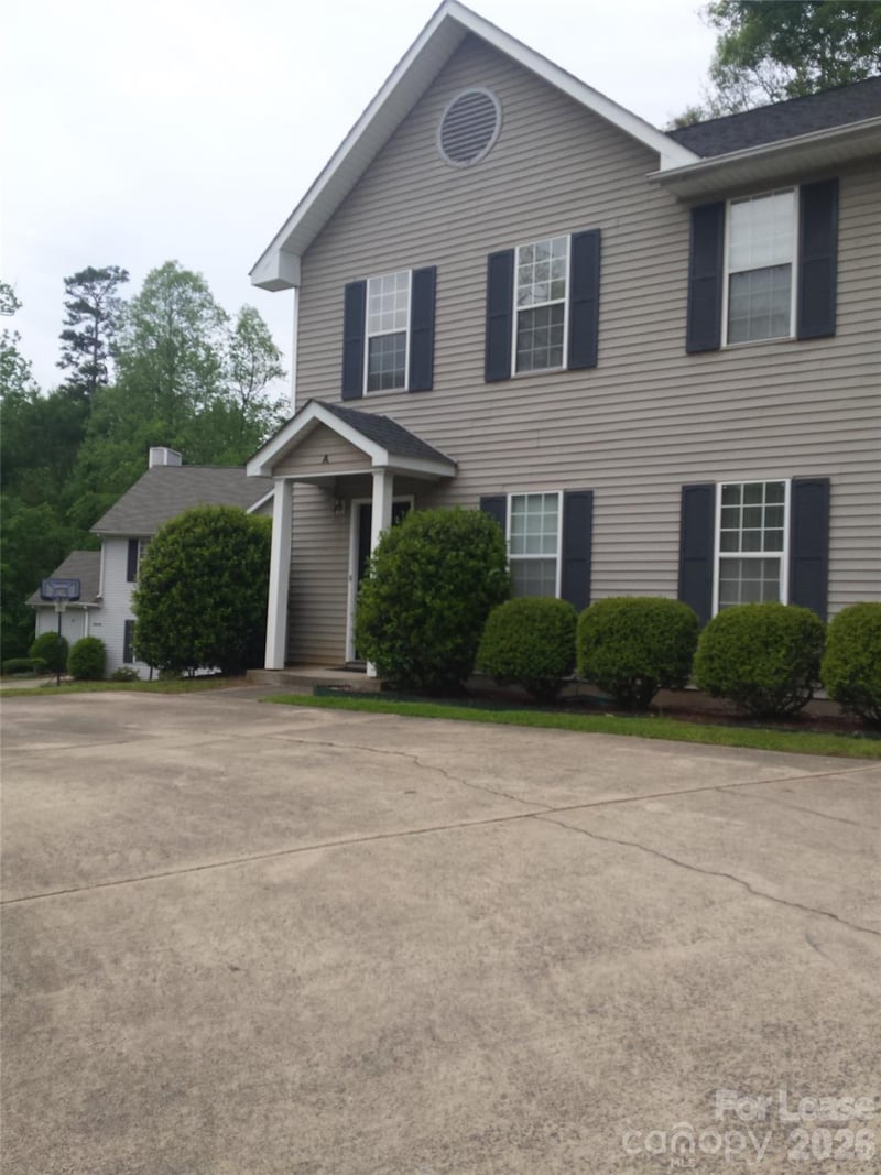 802 Selwyn Oaks Court, Charlotte, NC - 2 beds, 2.5 baths, 1,250 sqft - $1,550