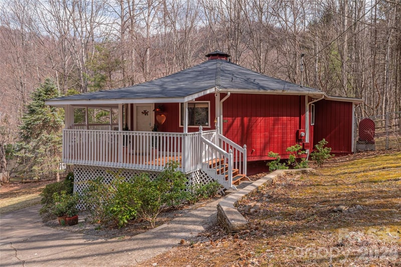 500 Apple Tree Court, Waynesville, NC - 2 beds, 2 baths, 877 sqft - $299,999