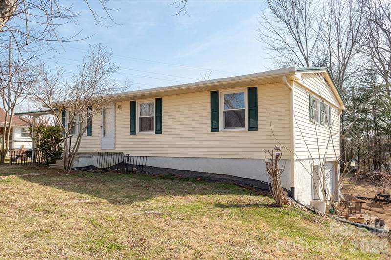 56 Fairview Avenue, Hendersonville, NC - 3 beds, 1.5 baths, 1,032 sqft - $260,000