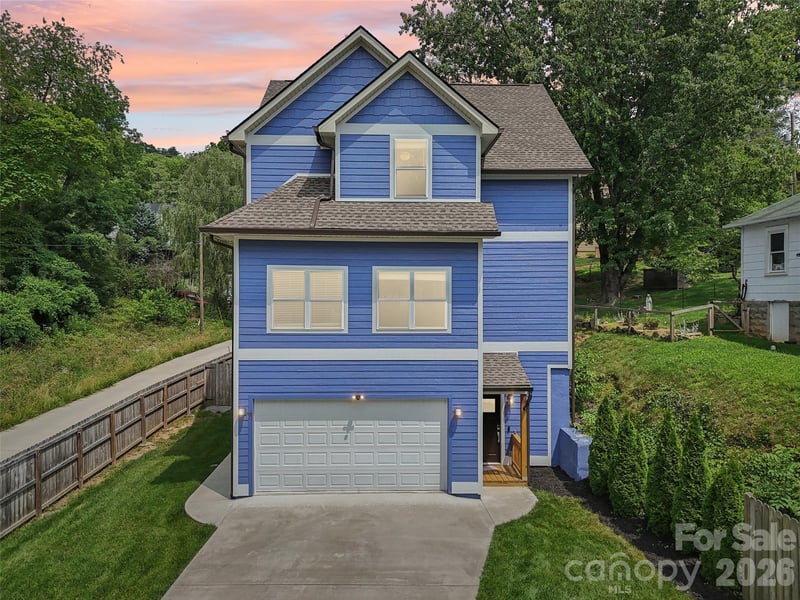8 Apple Lane, Asheville, NC - 4 beds, 4.5 baths, 1,900 sqft - $512,000