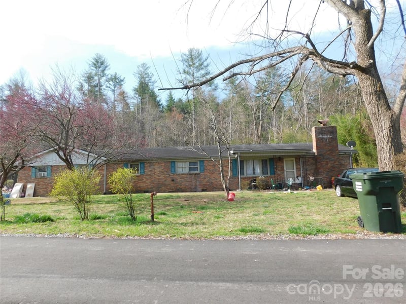 102 Jeff Street, Hendersonville, NC - 3 beds, 2 baths, N/A sqft - $275,000