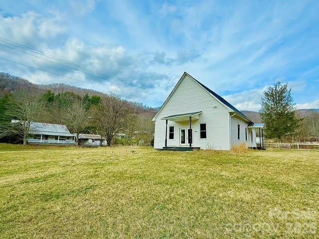 6367 NC 261 Highway, Bakersville, NC - 2 beds, 1.5 baths, 1,195 sqft - $199,000