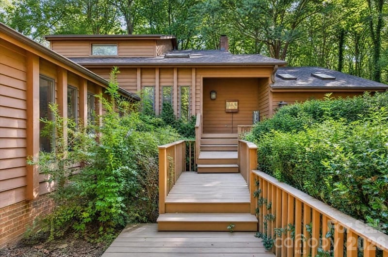 10 Thornwood Court, Lake Wylie, SC - 3 beds, 2.5 baths, 2,247 sqft - $500,000