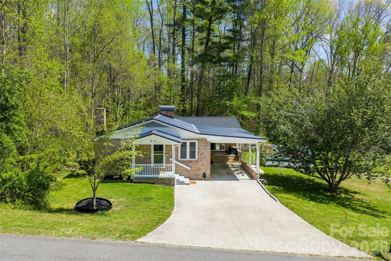 913 Dorothy, Hendersonville, NC - 3 beds, 3 baths, 1,495 sqft - $485,000