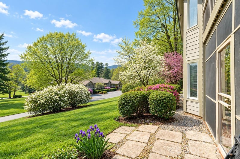 111 BLUFFVIEW Lane, Flat Rock, NC - 3 beds, 2 baths, 1,950 sqft - $369,000