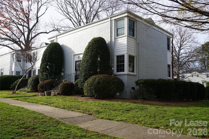 524 Wakefield Drive, Charlotte, NC - 2 beds, 1.5 baths, 841 sqft - $1,349