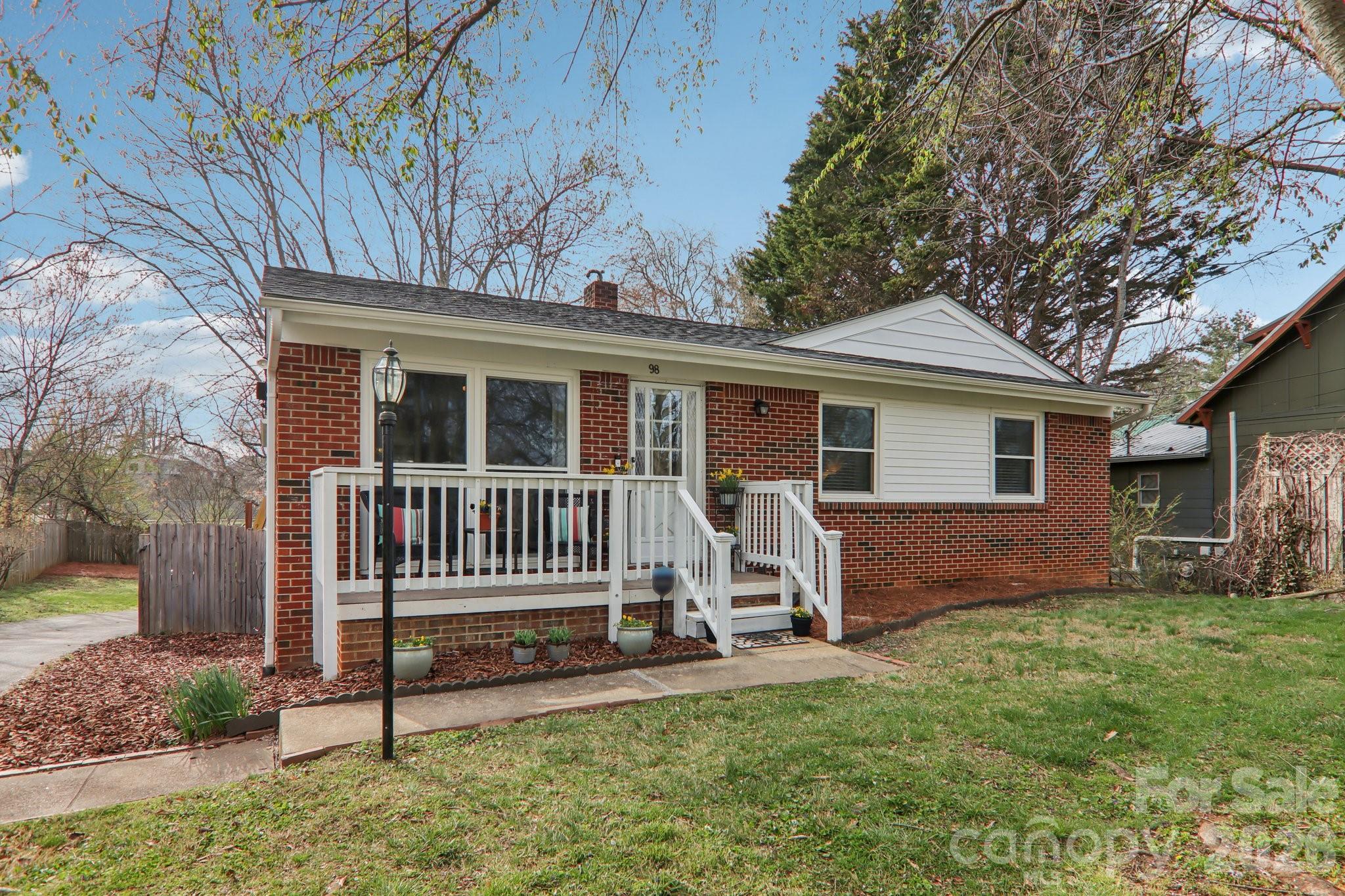 98 Oak Knoll Road, Asheville, NC. property listing photo