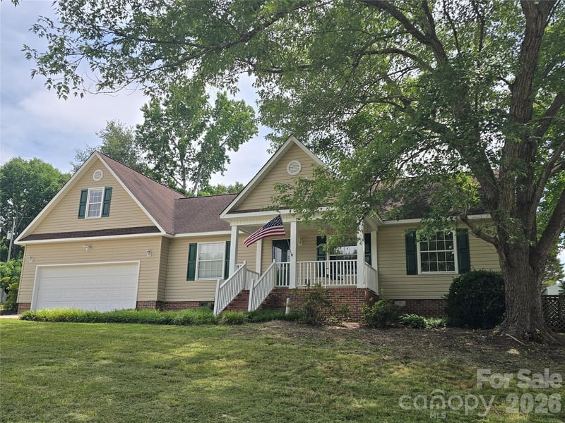 2393 Oxford Circle, Lancaster, SC - 3 beds, 2 baths, 1,804 sqft - $369,000