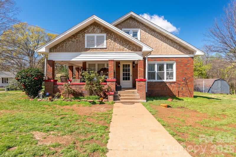 218 W 28th Street, Newton, NC - 3 beds, 1 bath, 1,875 sqft - $240,000