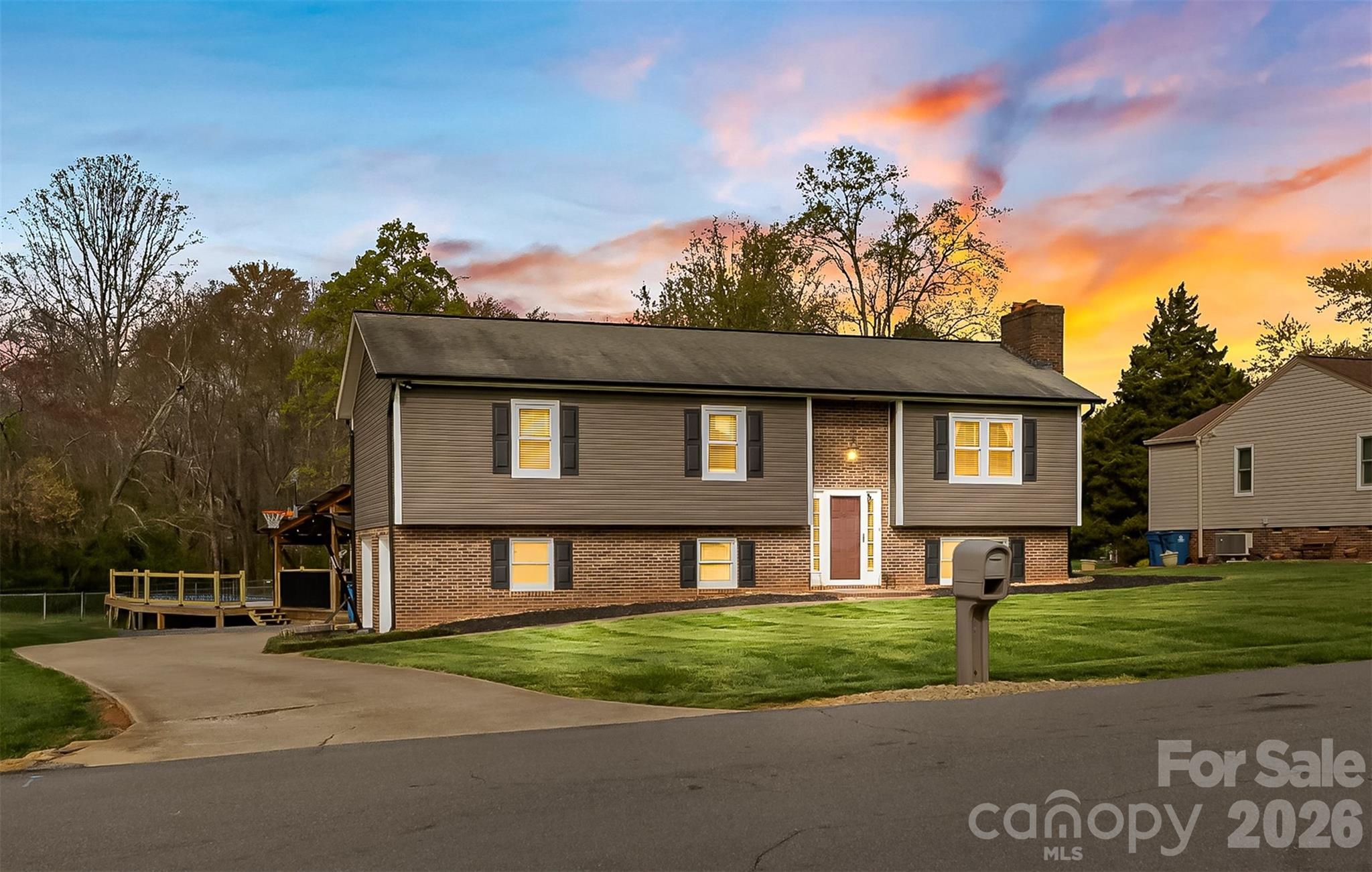 1757 Castlewood Court, Hickory, NC — property listing photo