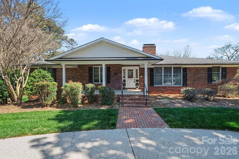 746 Grandview Drive NE, Concord, NC - 4 beds, 4 baths, 6,572 sqft - $899,999